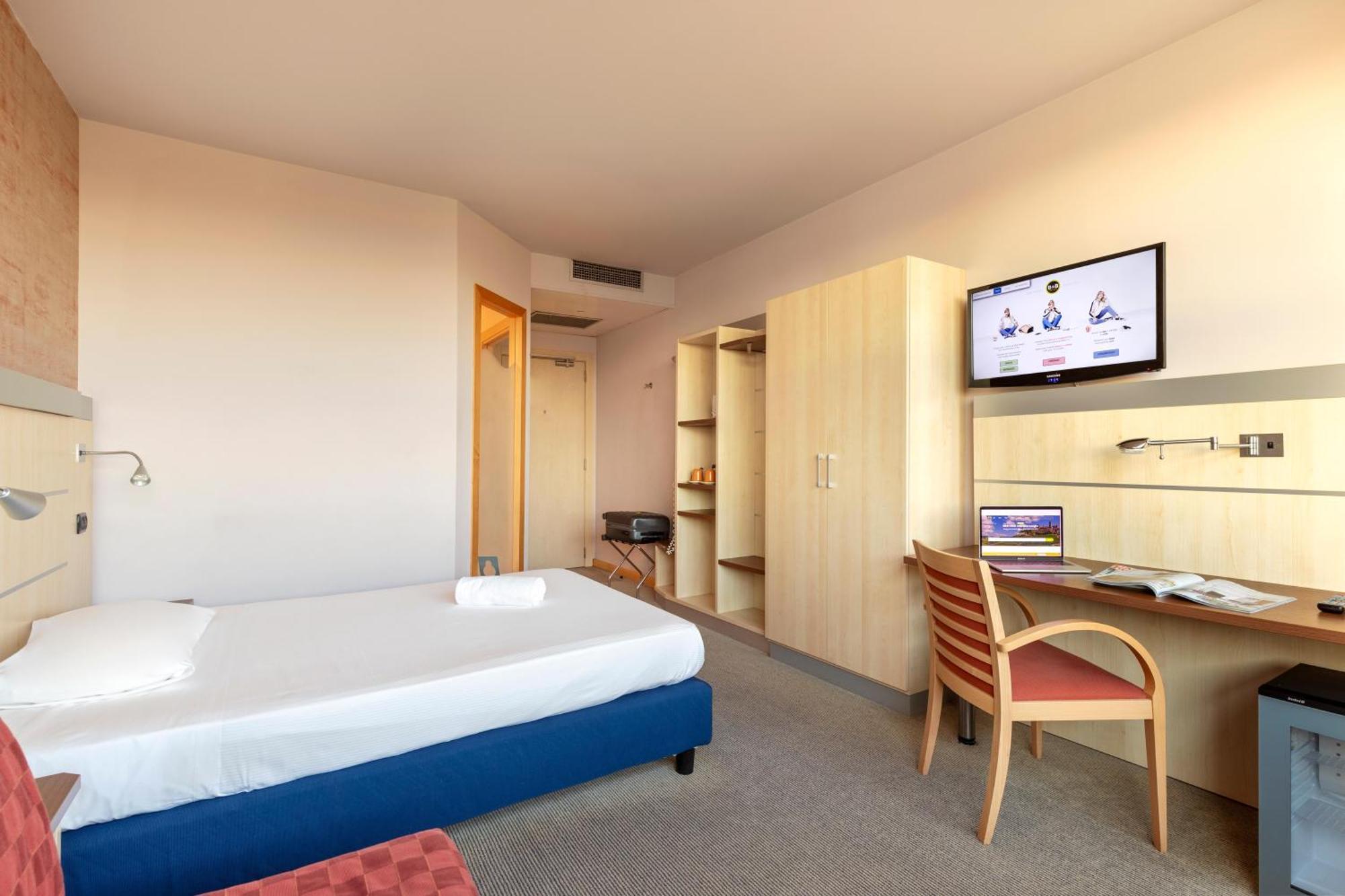 B&B Hotel Cherasco Langhe Bagian luar foto