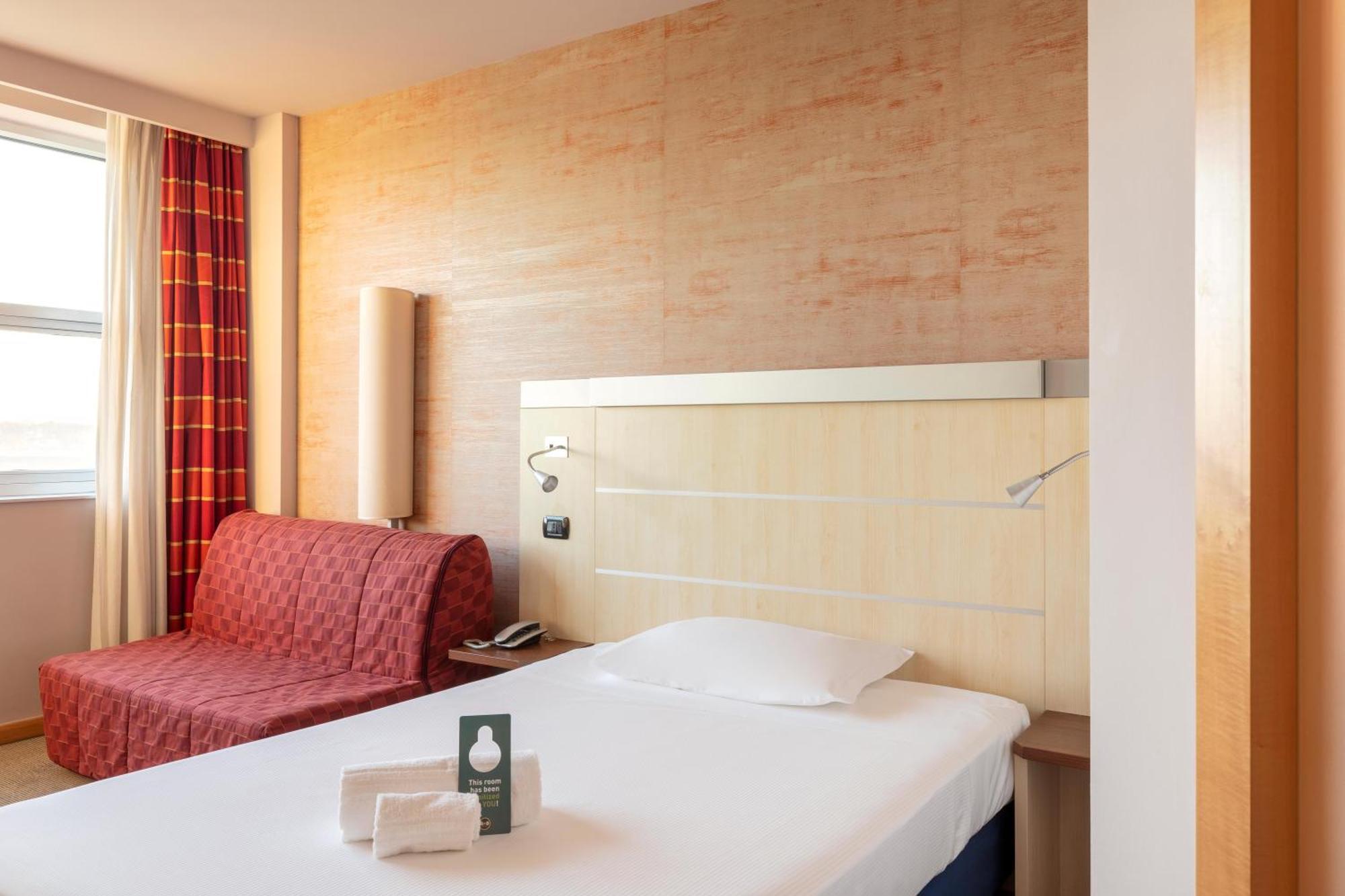 B&B Hotel Cherasco Langhe Bagian luar foto
