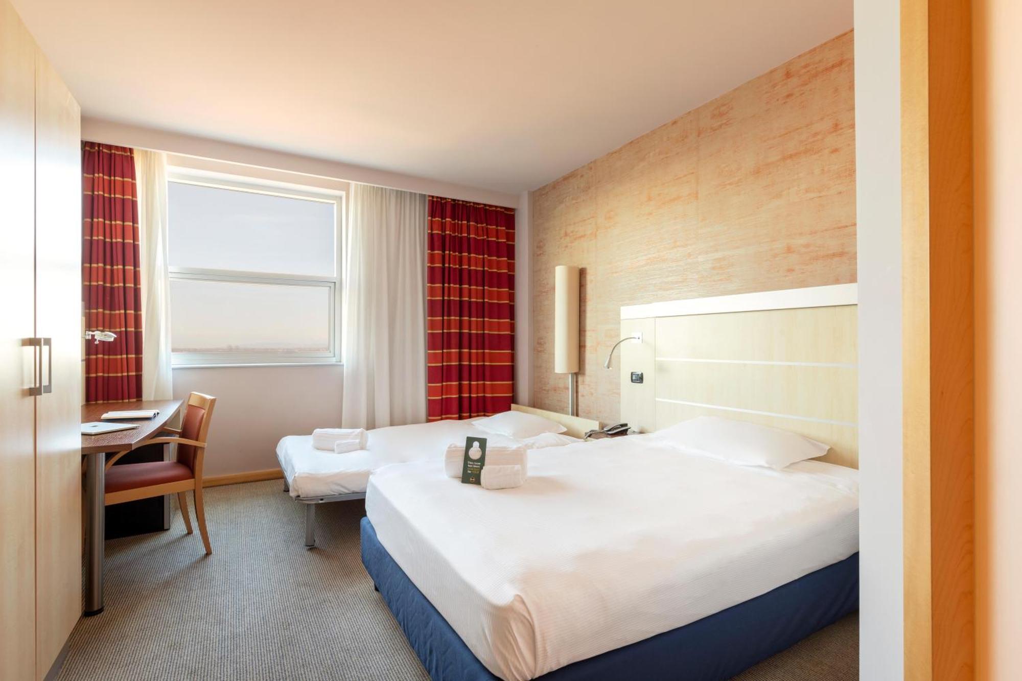 B&B Hotel Cherasco Langhe Bagian luar foto