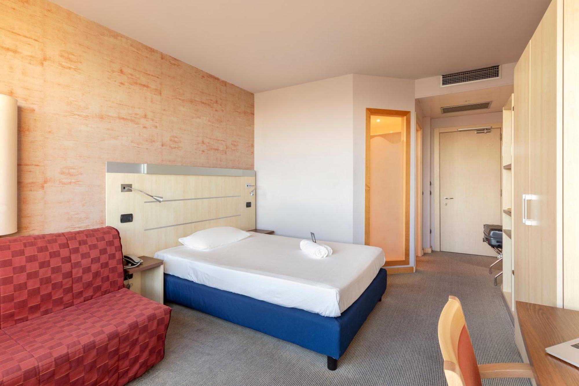 B&B Hotel Cherasco Langhe Bagian luar foto