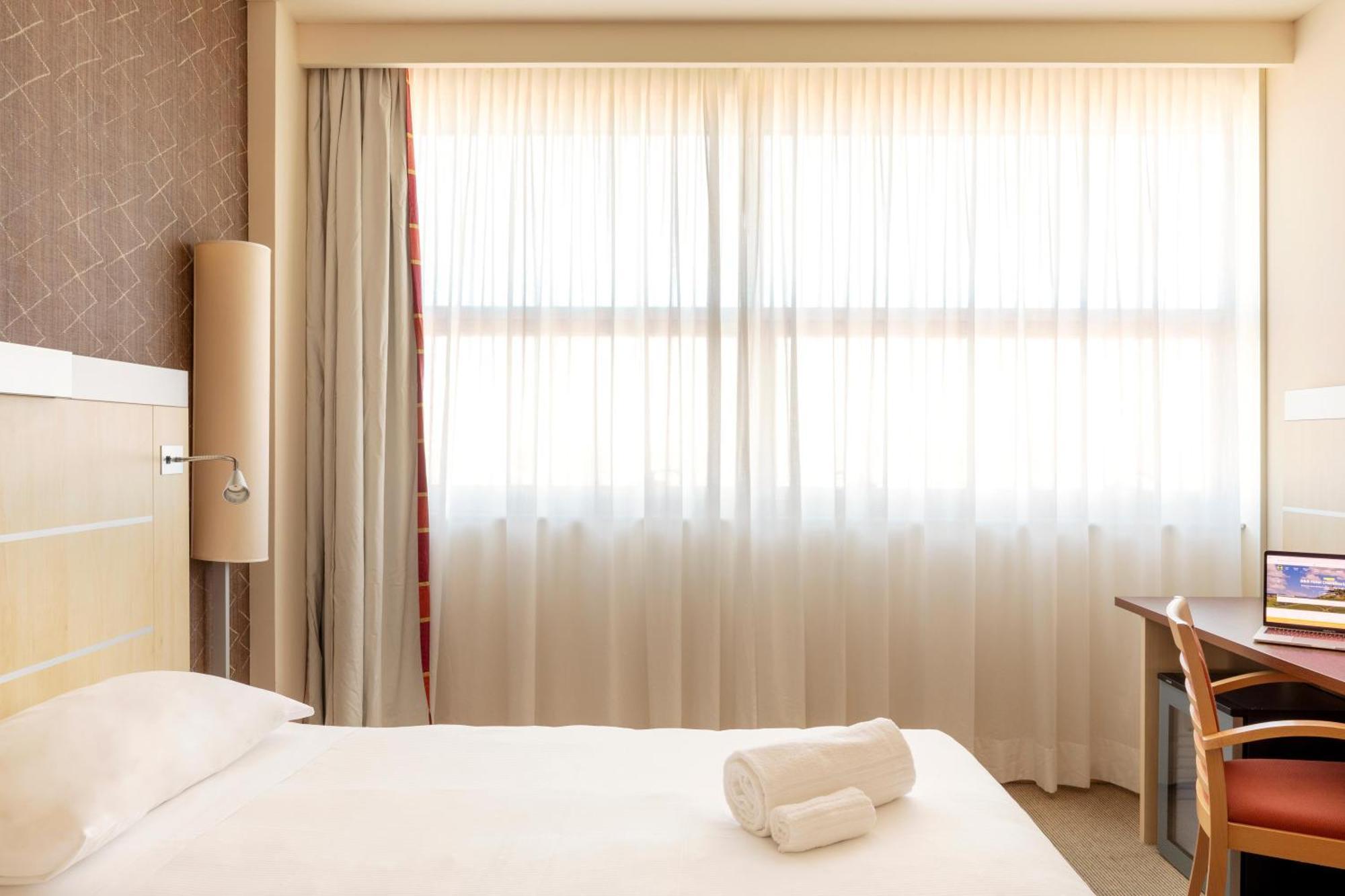 B&B Hotel Cherasco Langhe Bagian luar foto
