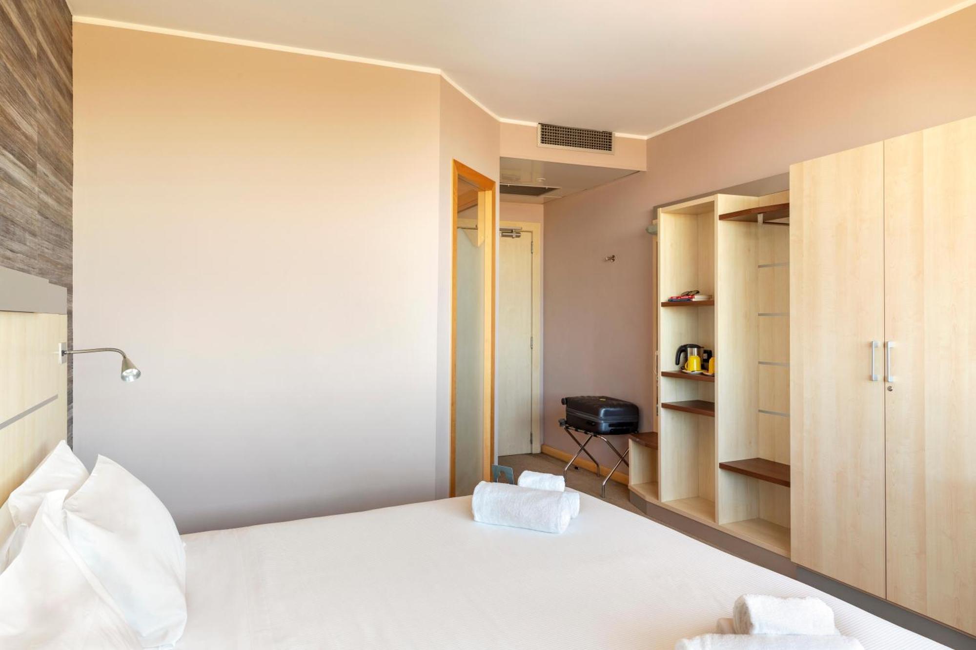 B&B Hotel Cherasco Langhe Bagian luar foto